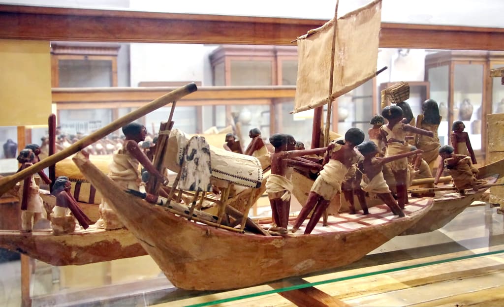 Barca funeraria del faraone Cheope esposta nel museo archeologico della piana di Giza.