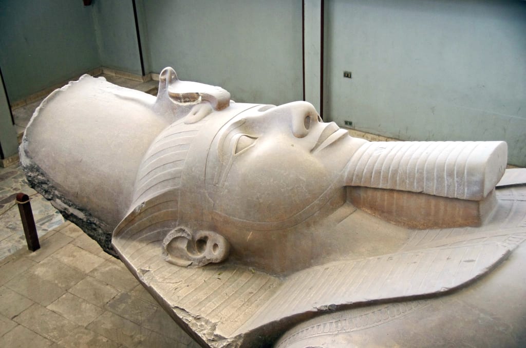 Colossale statua di Ramses II esposta al Grande Museo Egizio del Cairo.