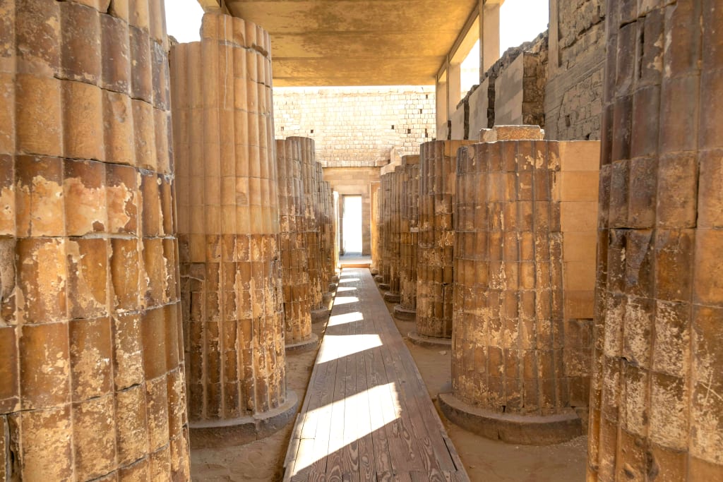 Colonnato del complesso della Piramide a gradoni di Djoser a Saqqara, importante sito archeologico dell'antico Egitto.