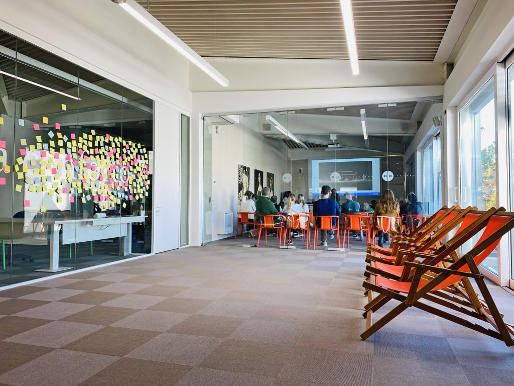 Sdraio e stanze interni sede "Girolibero" tour operator, viaggi bici, barca e trekking