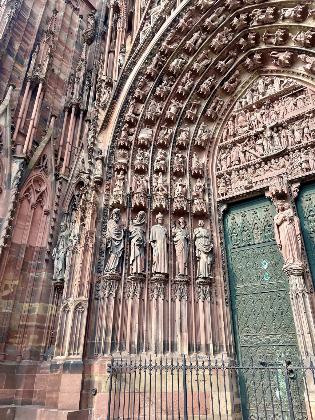 Portale gotico scolpito della Cattedrale di Strasburgo con decorazioni medievali della facciata principale