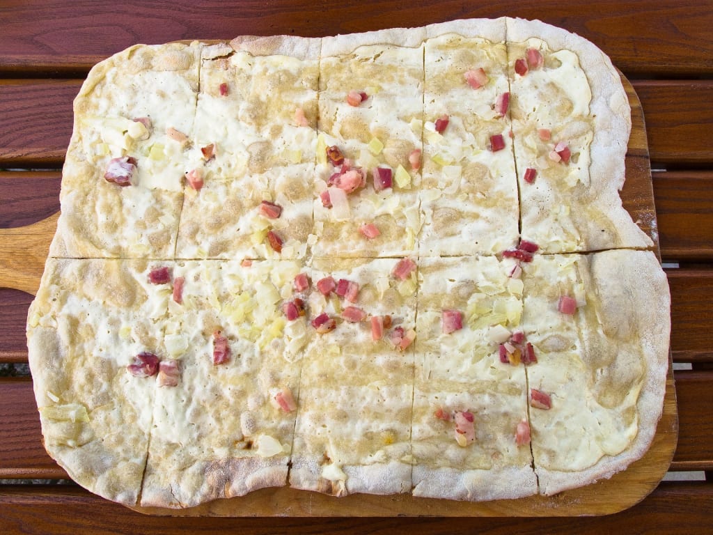 Tarte flambée alsaziana o flammekueche con pancetta e cipolle, specialità gastronomica tipica dell’Alsazia