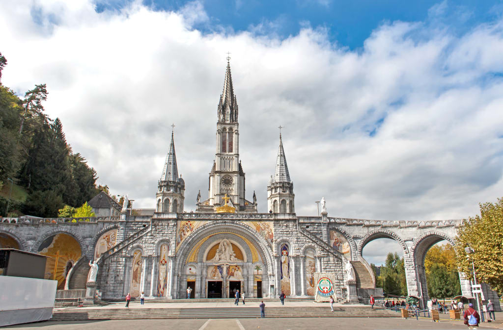 Santuario di Notre-Dame de Lourdes con la basilica e il sagrato, tappa spirituale e culturale di un viaggio in bici nel sud della Francia