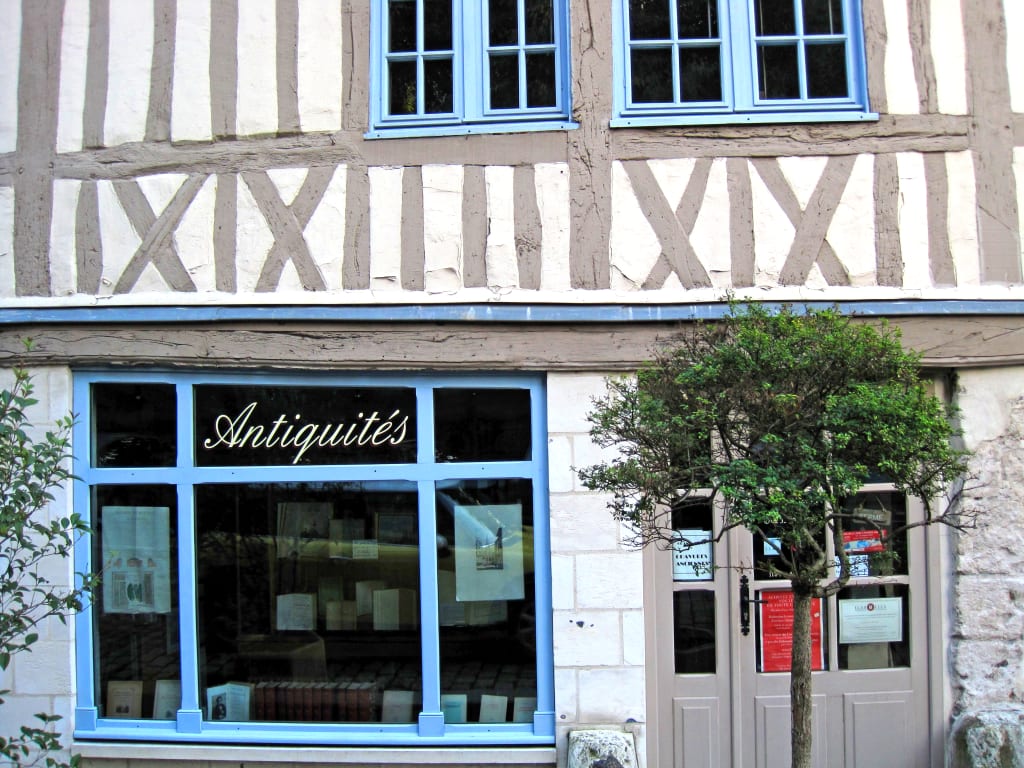 Negozio tradizionale in una casa a graticcio in un villaggio storico della Normandia, architettura tipica della regione francese