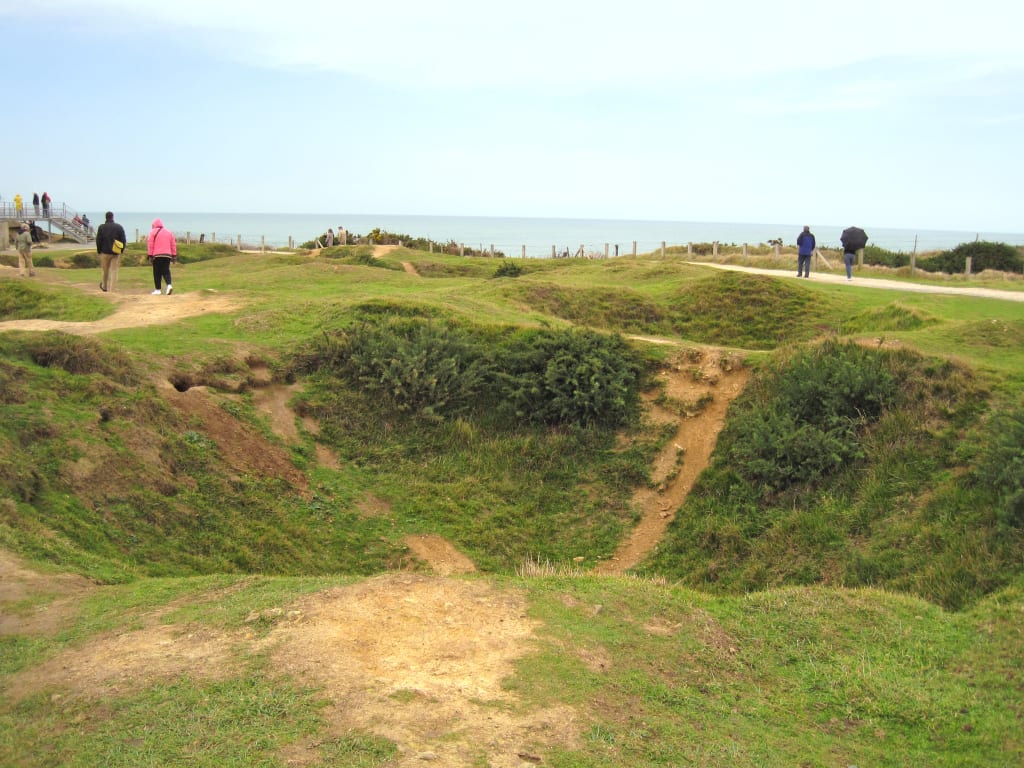 Sentiero panoramico sulle scogliere della Normandia sopra le spiagge dello sbarco alleato del 1944
