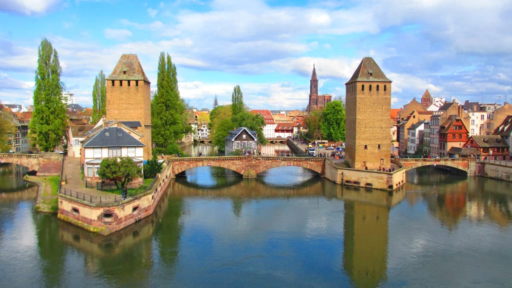 Ponts Couverts e torri medievali sul fiume Ill nel centro storico di Strasburgo, Alsazia