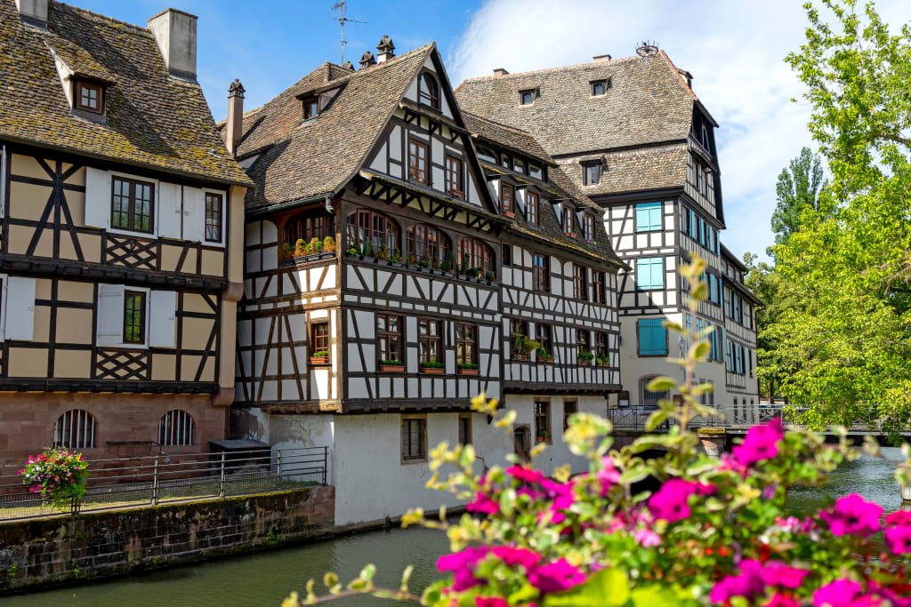 Case a graticcio e canali nel quartiere Petite France nel centro storico di Strasburgo in Alsazia, Francia