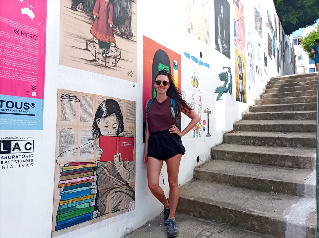 Turista vicino a delle scale in una strada storica di Lisbona