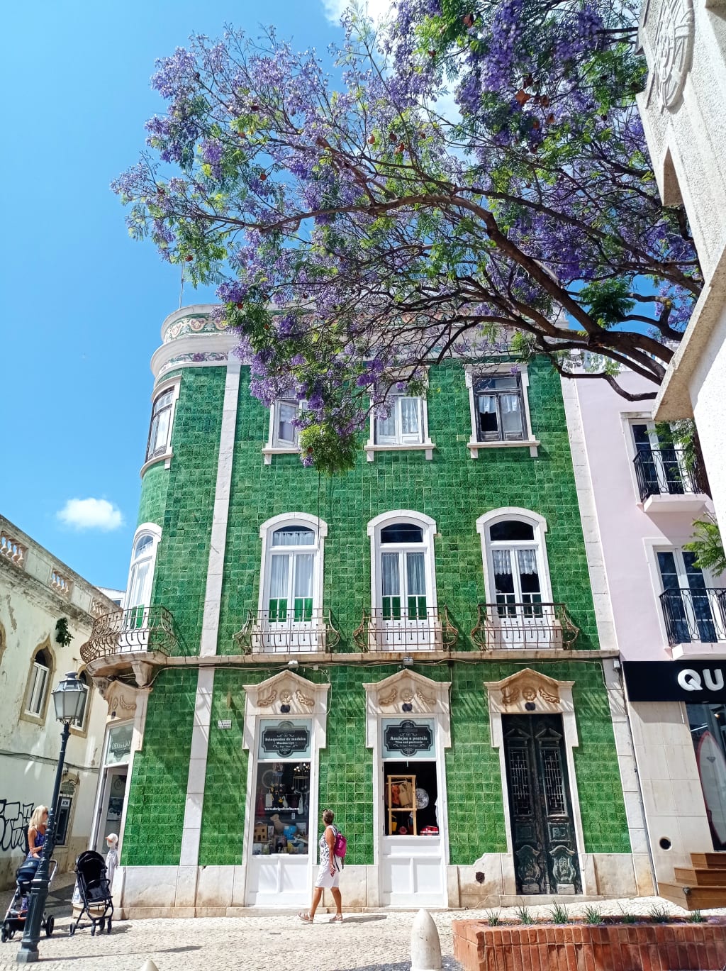 Edificio storico con facciata verde e balconi decorati nel centro di Lisbona