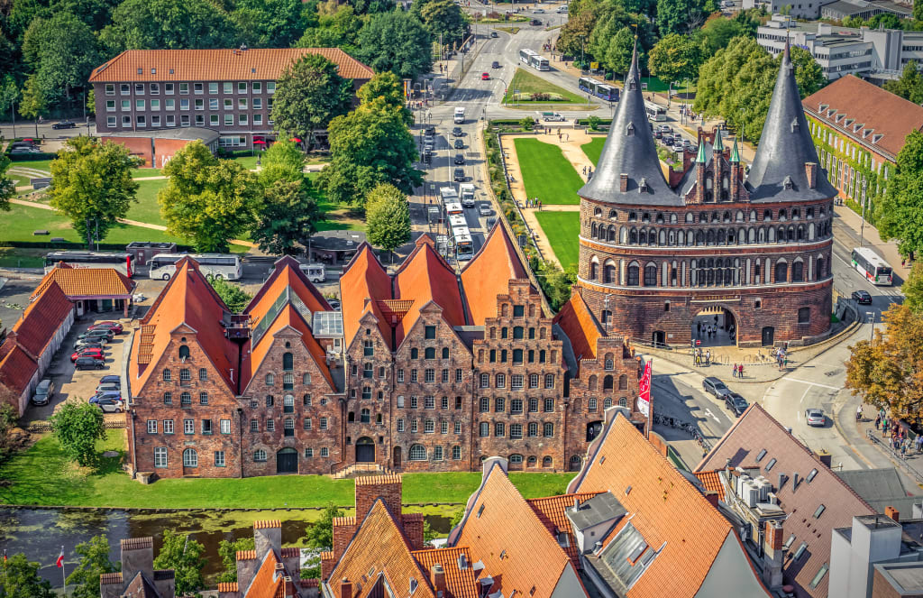Vista aerea del centro storico di Lubecca, Germania, patrimonio UNESCO e tappa culturale di un viaggio in bicicletta