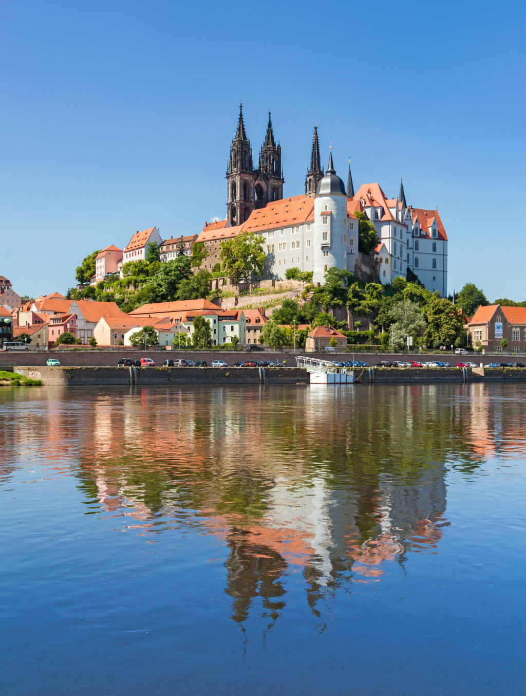 Panorama del Castello di Albrechtsburg e del Duomo di Meissen riflessi nel fiume Elba nella città di Meißen, Sassonia