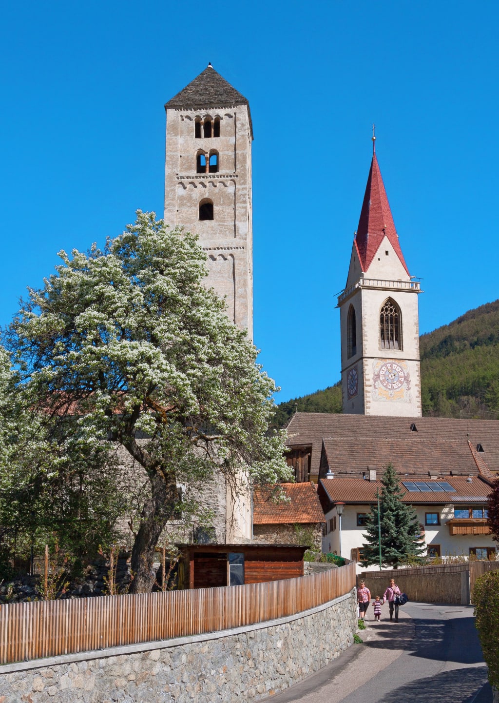 Chiesa con campanile nel centro di un borgo bavarese, architettura tradizionale tedesca.