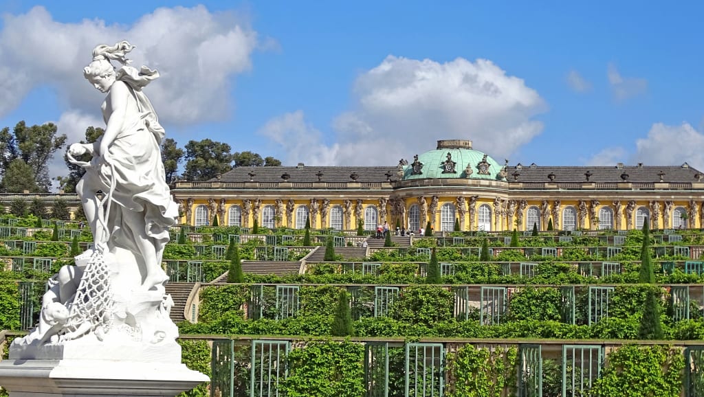 Giardini barocchi del Palazzo di Sanssouci a Potsdam con statue e terrazze, residenza estiva di Federico il Grande vicino a Berlino
