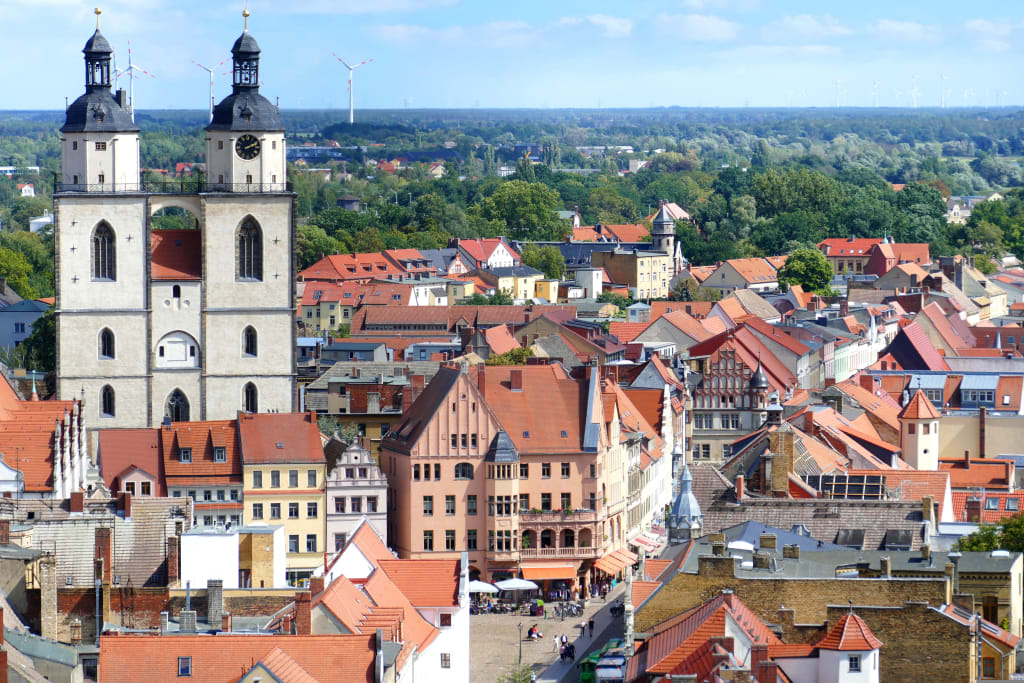 Vista panoramica sul centro storico di Dresda con la Hofkirche (Cattedrale della Santissima Trinità) e i tetti della Altstadt