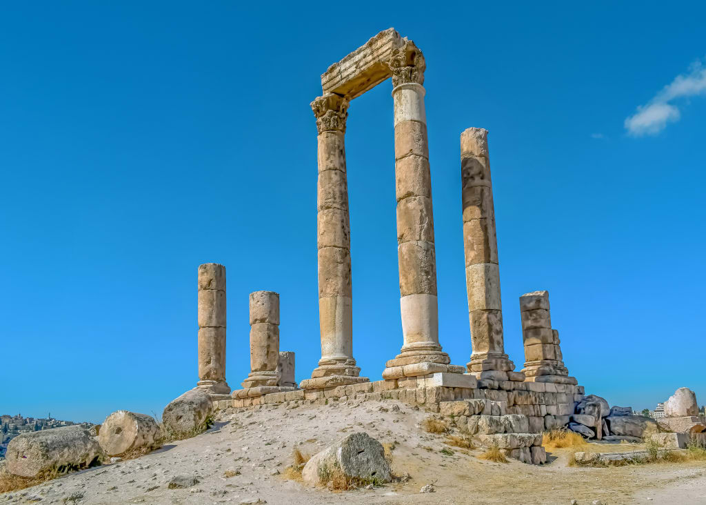 Rovine romane di Jerash, Tempio di Artemide e colonne antiche in Giordania, tour culturale nel Medio Oriente