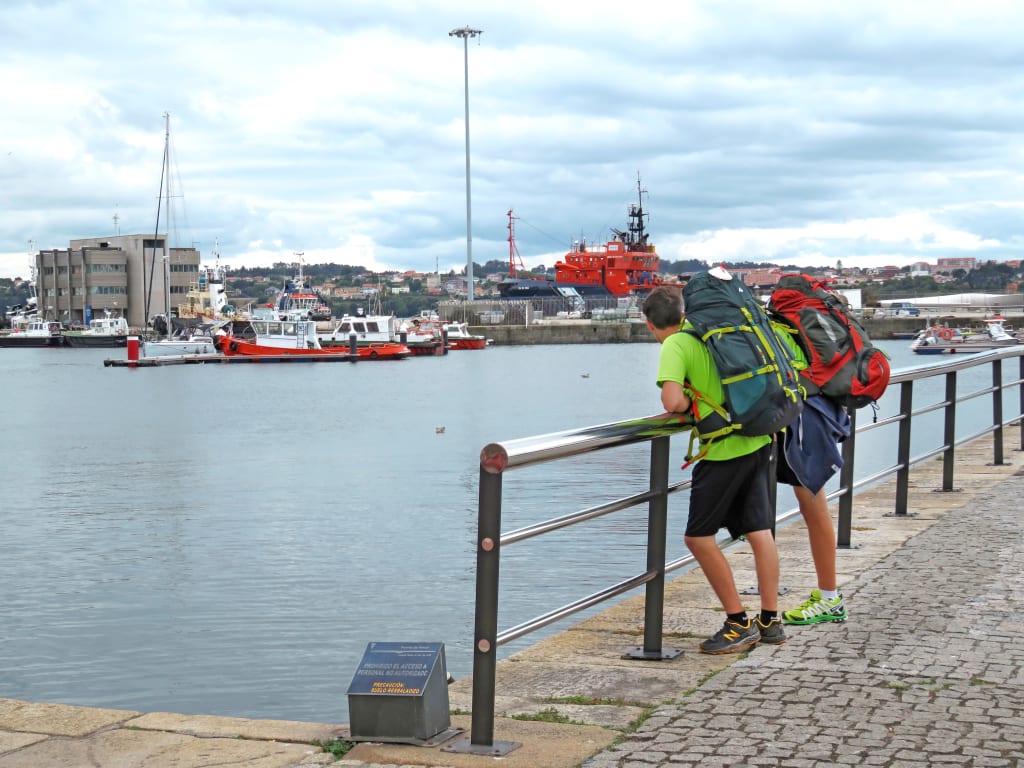 Turisti in viaggio organizzato Girolibero sul lungomare del porto
