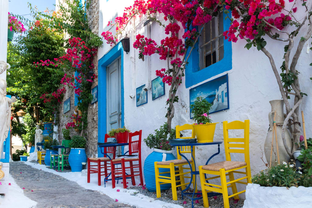 Stradina tradizionale decorata con bouganville a Kos, Grecia.
