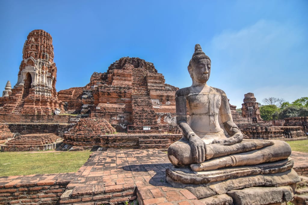 Antiche rovine e statue di Buddha nel parco archeologico di Ayutthaya in Thailandia