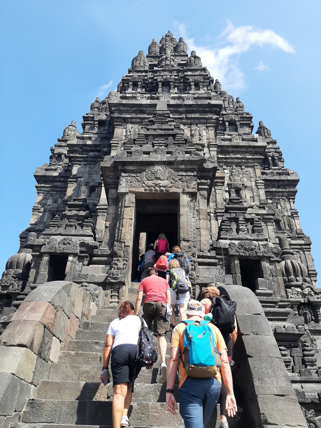 Facciata del tempio di Borobudur con visitatori, Indonesia
