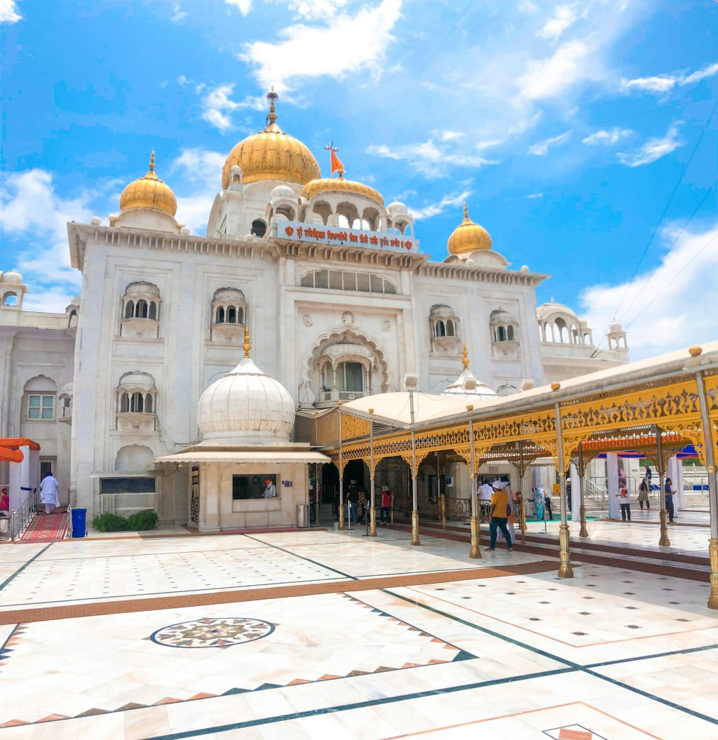 Tempio Sikh Gurudwara Bangla Sahib a Nuova Delhi, importante luogo spirituale dell’India.