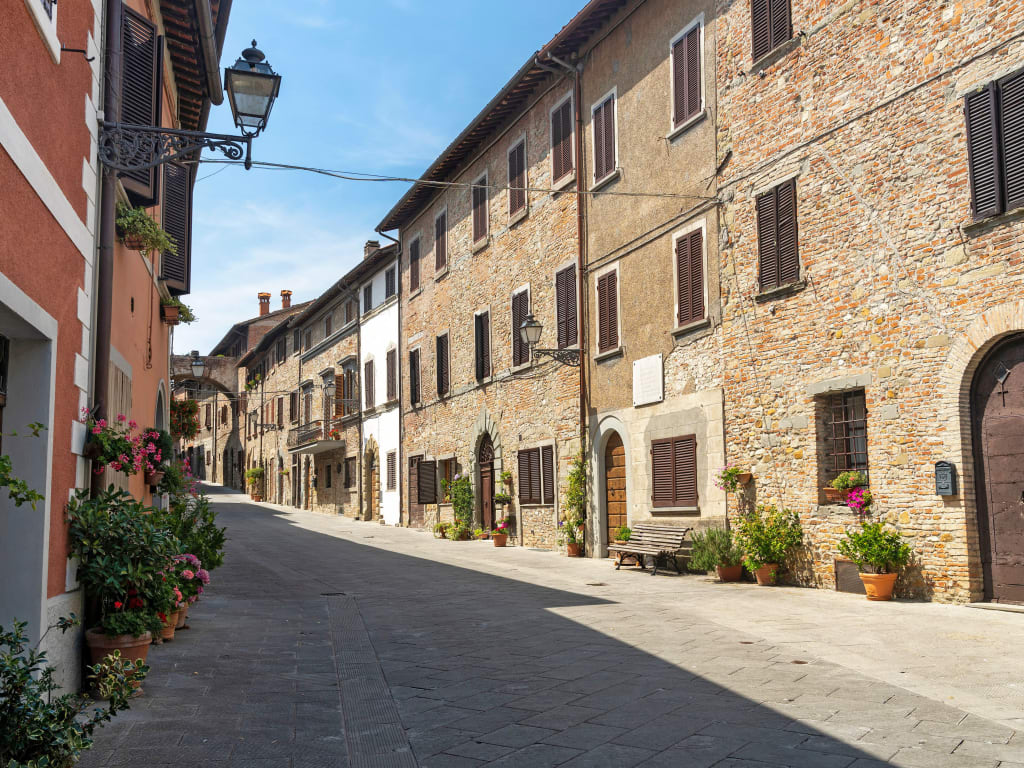 Stradina lastricata con case in pietra nel borgo medievale di Citerna, Umbria.