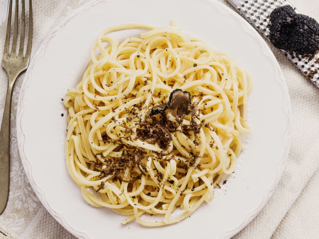 Piatto di spaghetti alla chitarra con tartufo umbro, cucina tipica dell’Umbria.