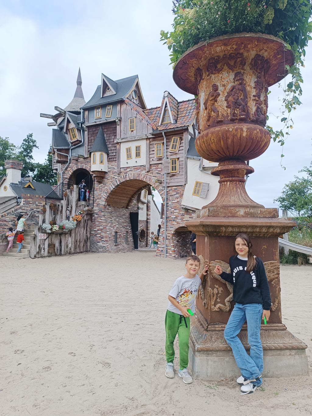 Famiglia in visita a un parco tematico ispirato alle fiabe nei Paesi Bassi, attrazione turistica per bambini e adulti.