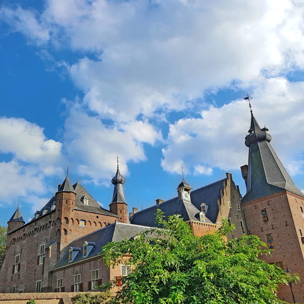 Castello medievale dei Paesi Bassi con torri e mura storiche, tappa culturale durante un viaggio attivo in Olanda.