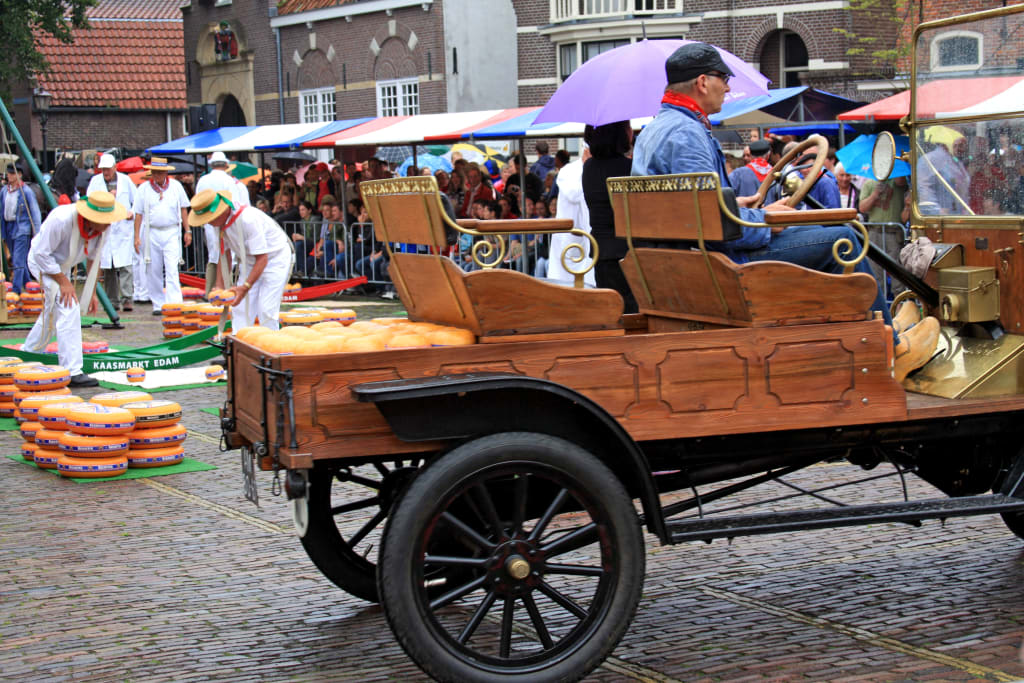 Scena di mercato tradizionale olandese con vendita di prodotti tipici e formaggi locali.