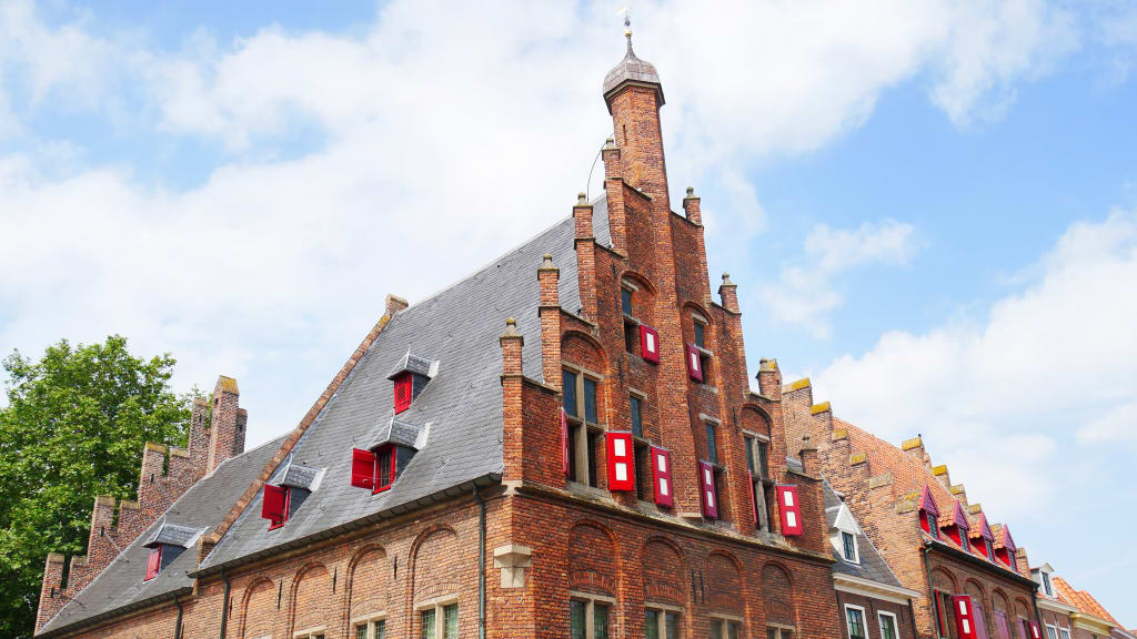 Edificio storico nel centro di una città olandese, architettura tradizionale dei Paesi Bassi durante un itinerario culturale.