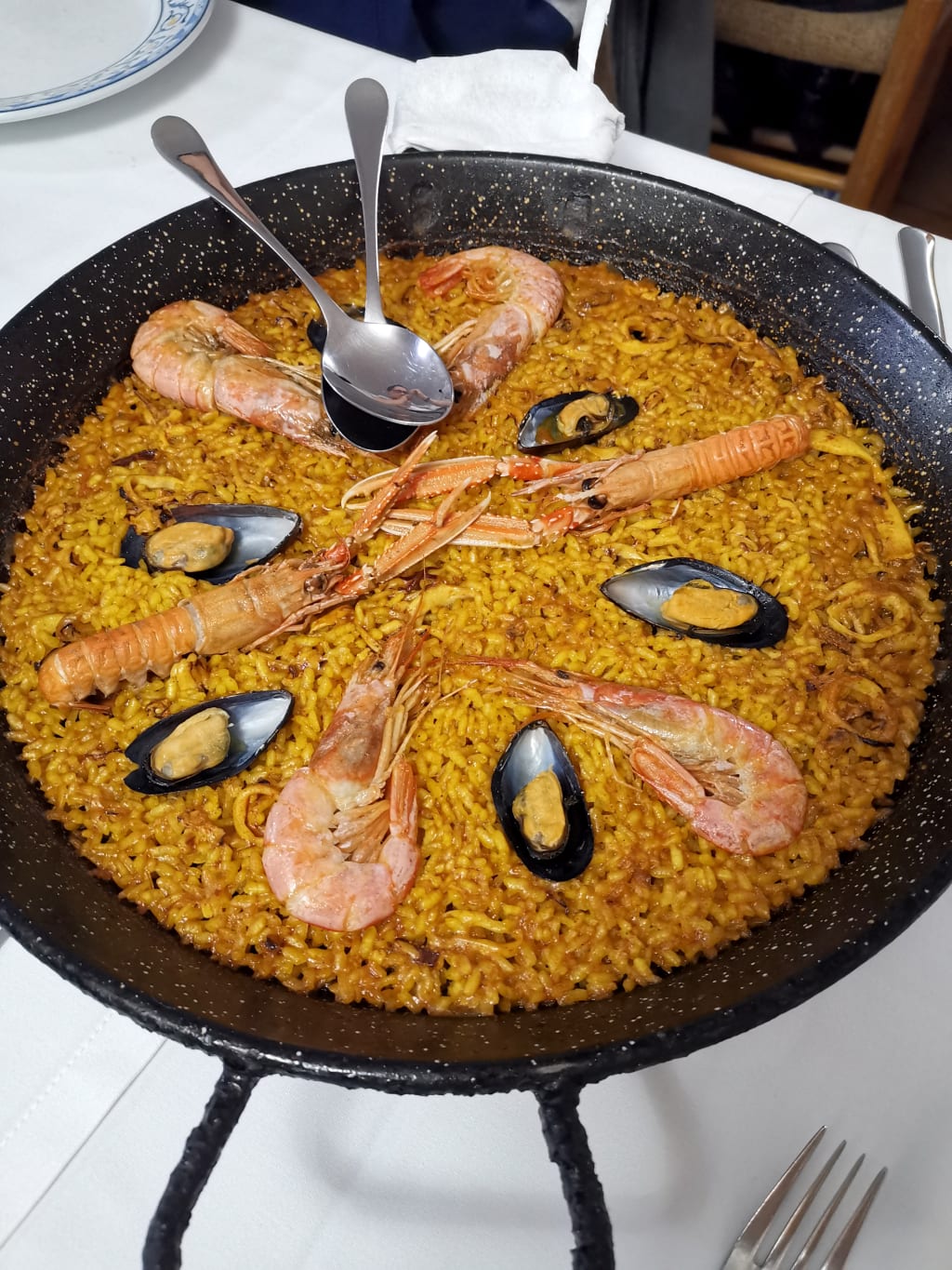 Paella valenciana tradizionale con frutti di mare, specialità gastronomica tipica di Valencia