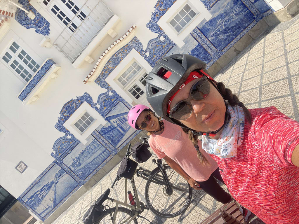 Cicloturista a Porto durante un viaggio in bicicletta Girolibero