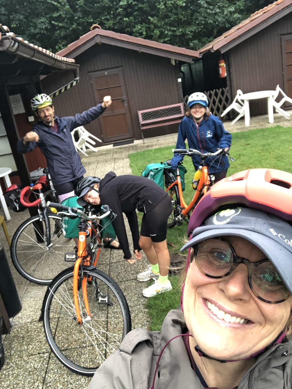Gruppo di cicloturisti sorridenti durante una pausa, viaggio in bici organizzato Girolibero per famiglie