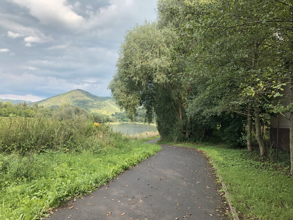 Strada ciclabile immersa nel verde collinare in Repubblica Ceca