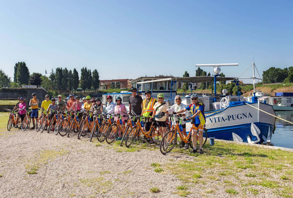gruppo di ciclisti prima della partenza in posa durante il viaggio in bici e barca Girolibero con la barca Vita Pugna