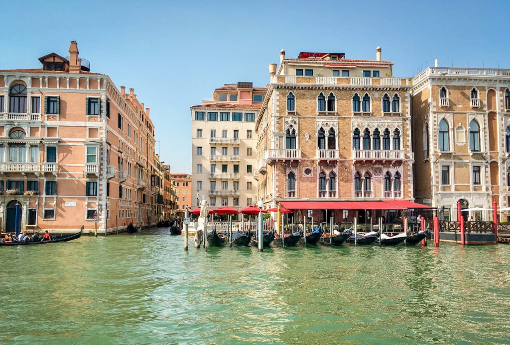 Kanalansicht der historischen Gebäude im Zentrum von Venedig