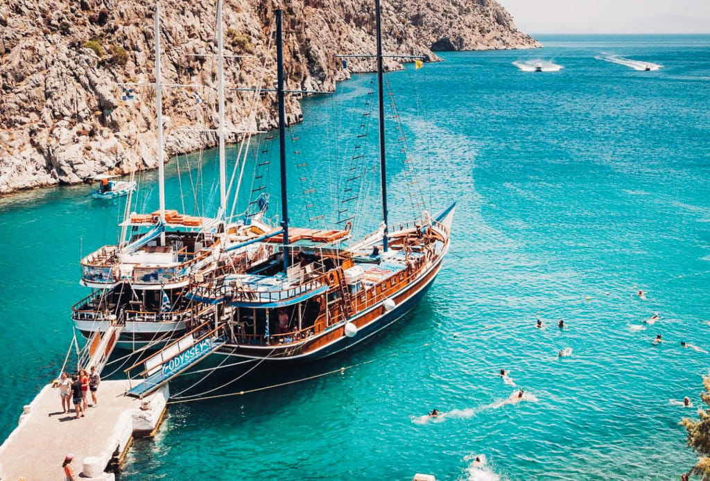 Barca a vela ancorata nelle acque blu di Creta, la Grecia e le sue isole, vacanze in bici e barca