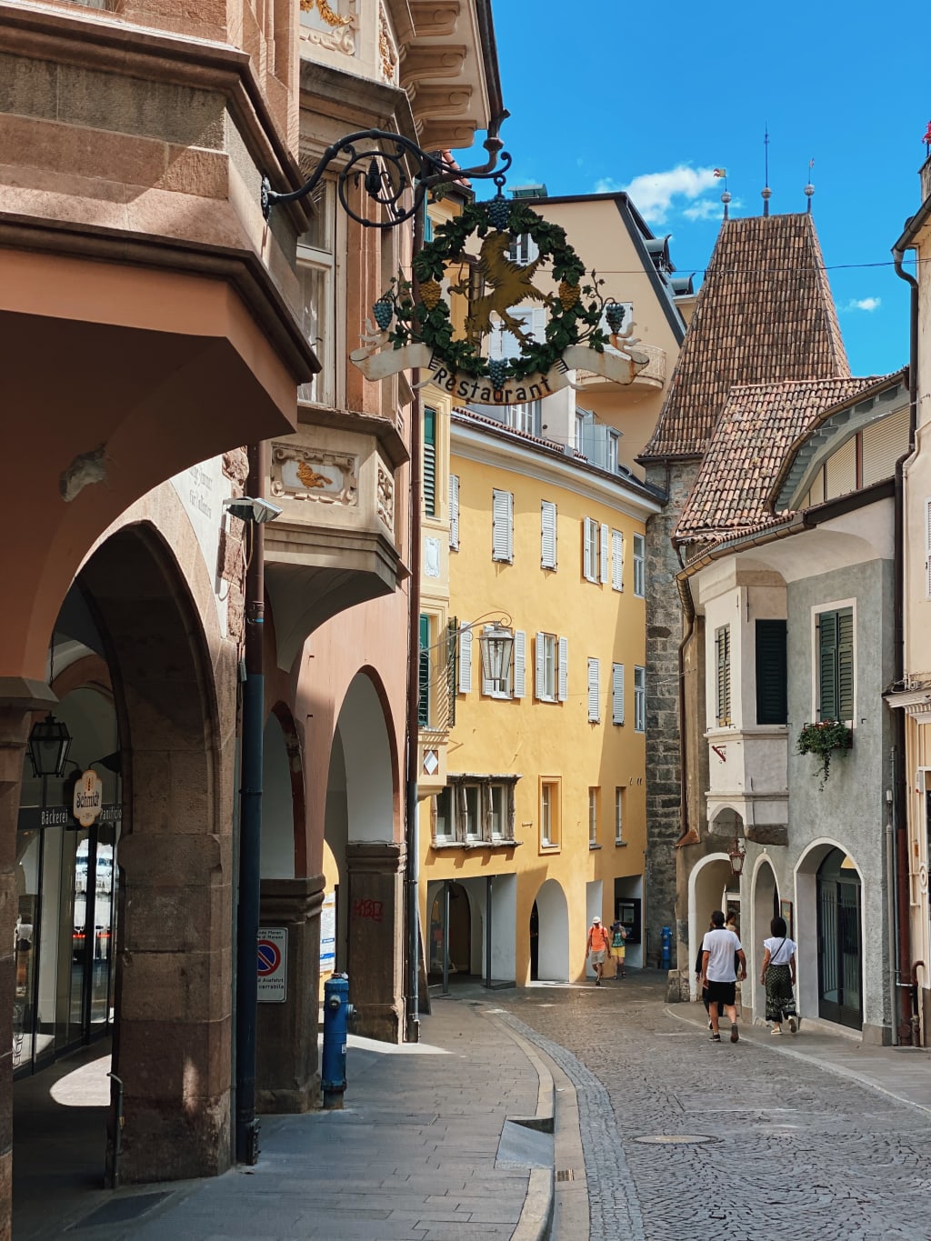 Altstadt von Glurns mit Kopfsteinpflastergassen und mittelalterlichen Schildern, Vinschgau.