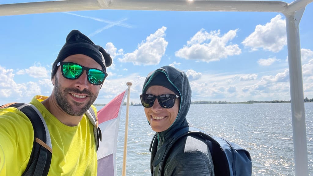 Coppia in posa con sfondo marino a Knokke-Heist, costa del Belgio.