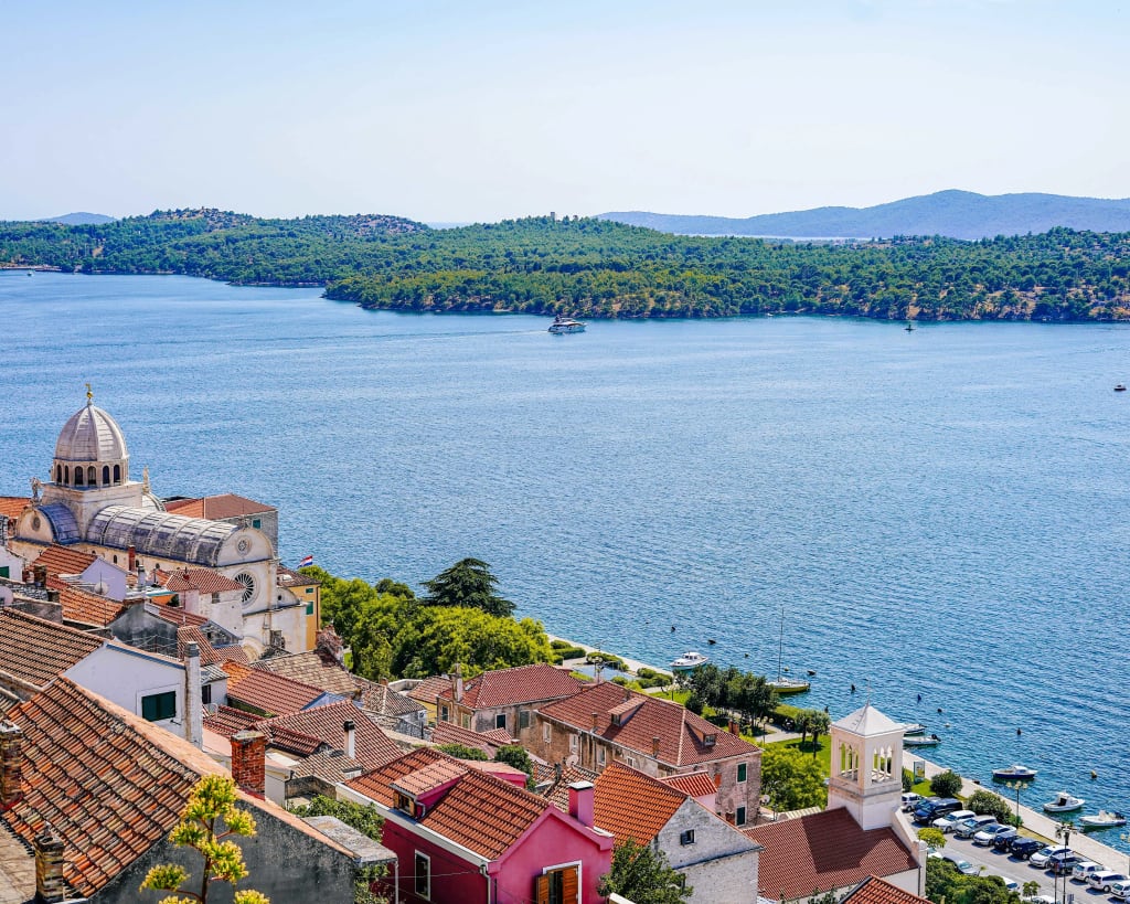 Vista panoramica di un villaggio costiero della Dalmazia con mare e case tipiche
