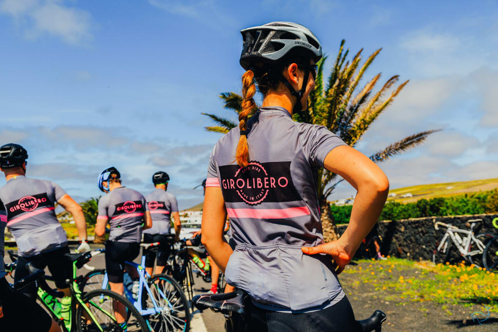 ciclisti in pausa osservano il paesaggio, Lanzarote