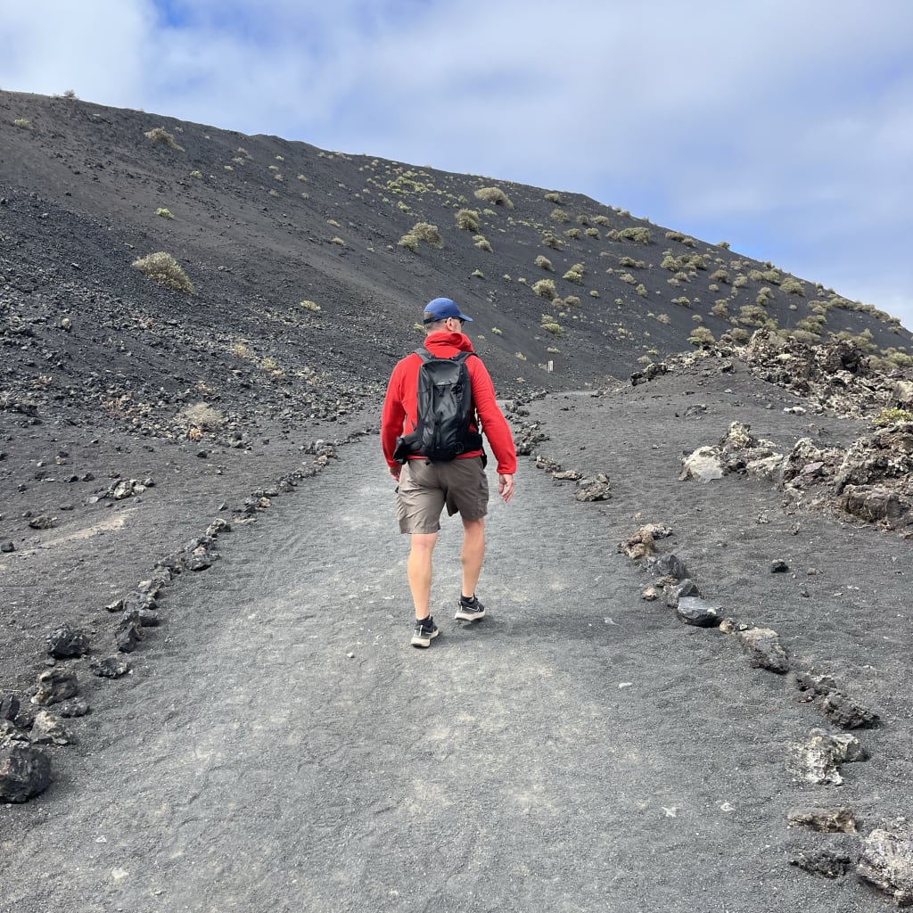Turista durante un viaggio trekking organizzato Girolibero a Lanzarote, Isole Canarie.