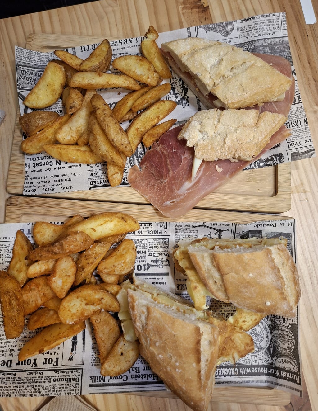Tapas andaluse con jamón e patatas fritte, specialità gastronomiche tipiche della Spagna durante viaggio in Spagna