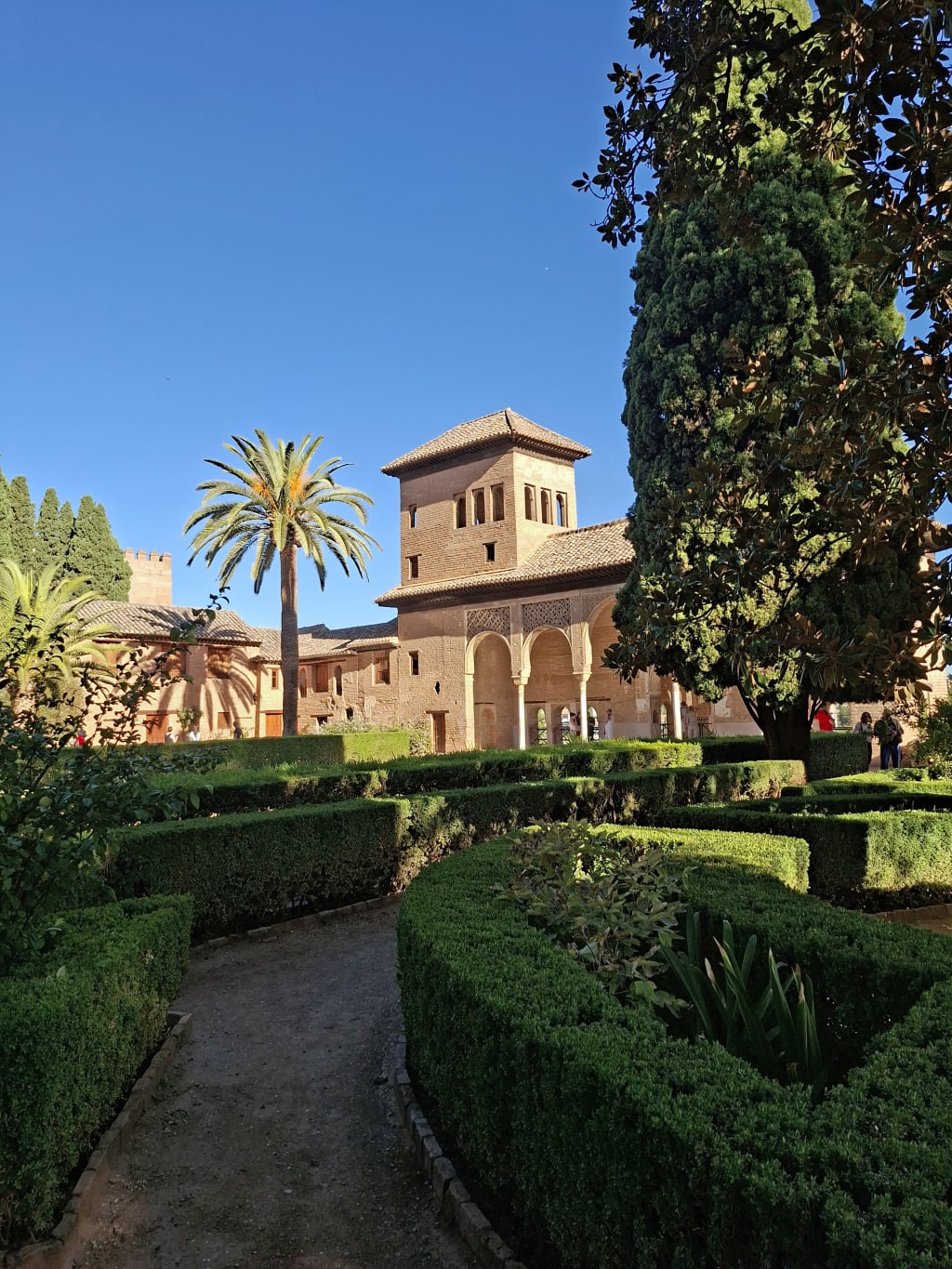 Generalife, giardini storici dell’Alhambra con fontane e siepi geometriche, visita culturale a Granada