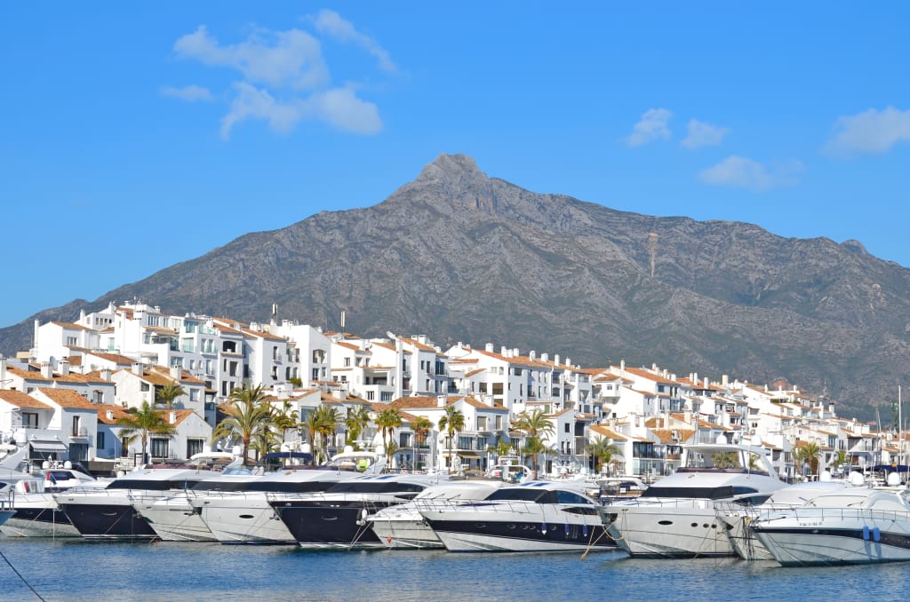 Porto turistico di Marbella con barche e case bianche ai piedi della Sierra Blanca, tappa del tour in bici in Andalusia