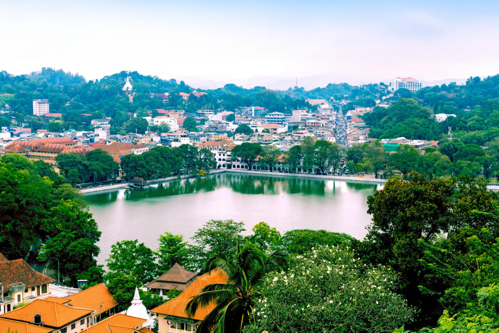 Vista panoramica sul lago di Kandy e sulla città coloniale, tappa culturale imperdibile di un viaggio in Sri Lanka.