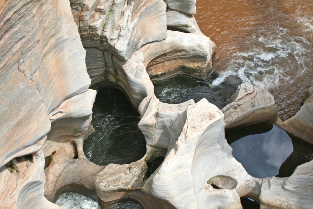Rocce scolpite dal mare lungo la costa del Western Cape, Sudafrica paesaggio naturale sulla Penisola del Capo