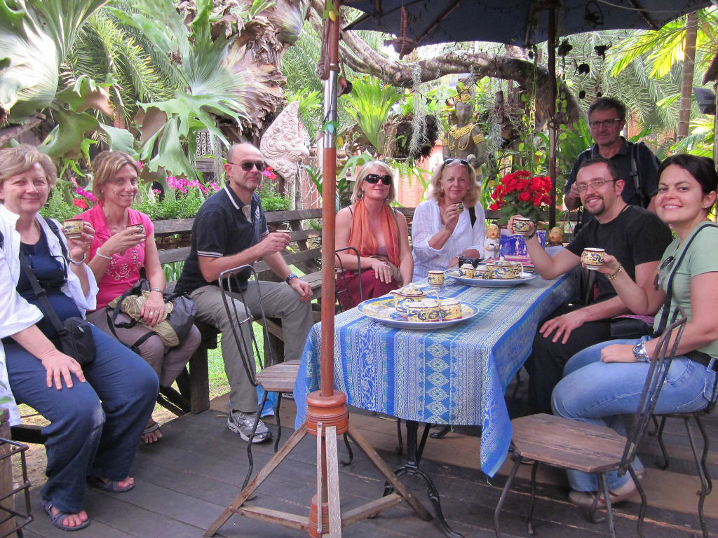 Gruppo di viaggiatori che beve il tè in Thailandia.