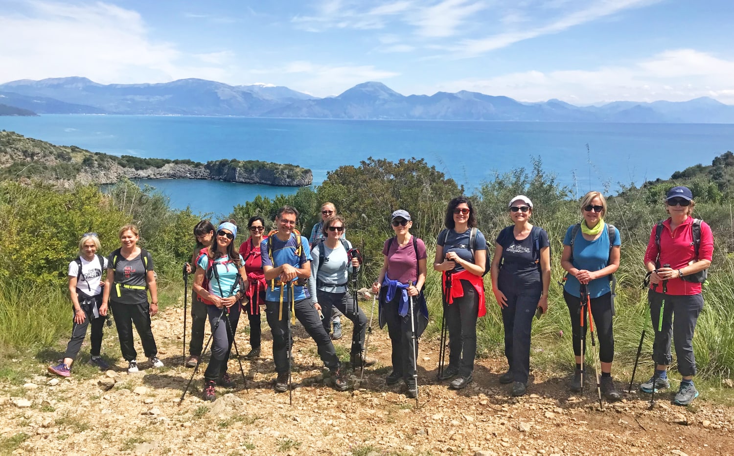 Gruppo di escursionisti con vista panoramica sul mare, Cilento, trekking di gruppo "Girolibero" con guida GAE