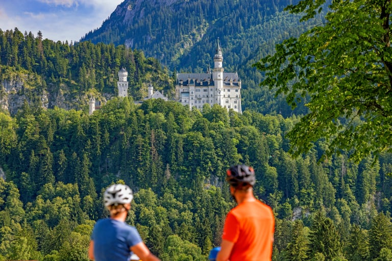 Due cicloturisti ammirano il panorama alpino lungo la Via Claudia Augusta, Tirolo, Austria
